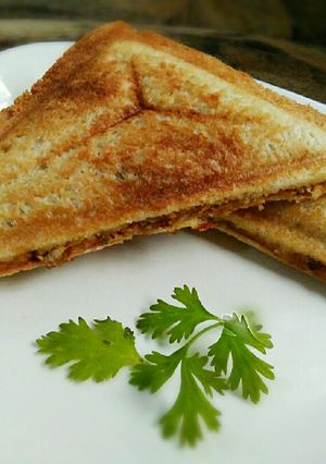 A picture of Jhatphat omelette sandwich.