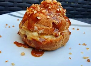 Une photo de Chou à la crème pralinée et au caramel beurre salé