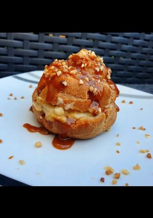 Une photo de Chou à la crème pralinée et au caramel beurre salé