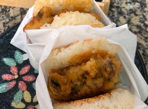 Una foto de Hamburguesa de arroz de mariscos  fritos Japonés QUAISEN KAQUIAGUE RAISU BARGAR🇺🇾🇯🇵海鮮かき揚げライスバーガー🍔
