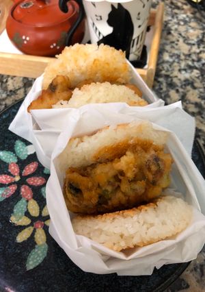 Una foto de Hamburguesa de arroz de mariscos fritos Japonés QUAISEN KAQUIAGUE RAISU BARGAR🇺🇾🇯🇵海鮮かき揚げライスバーガー🍔