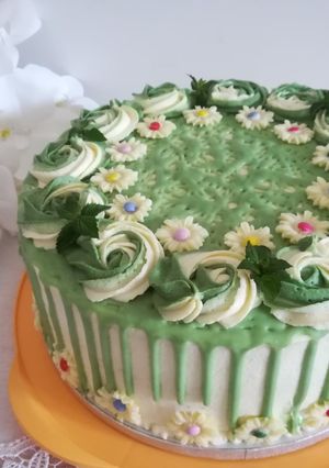 Zdjęcie przepisu Tort urodzinowy o smaku miętowym.