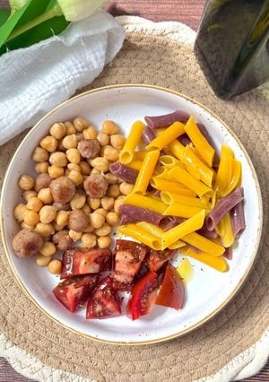 Una foto de Macarrones de zanahoria con garbanzos y albóndigas de ternera