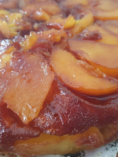 Una foto de Torta invertida de durazno y manzana.😋🍎🍑