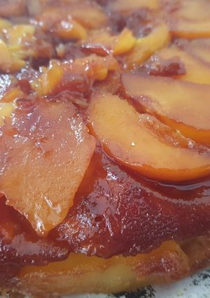 Una foto de Torta invertida de durazno y manzana.😋🍎🍑