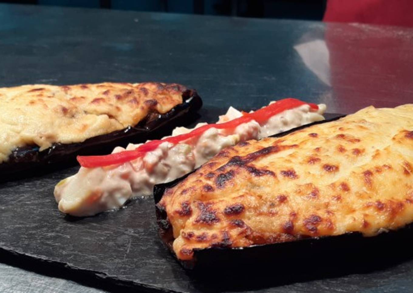 Berenjenas rellenas de verduras con salsa Mornay