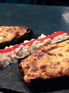 Una foto de Berenjenas rellenas de verduras con salsa Mornay