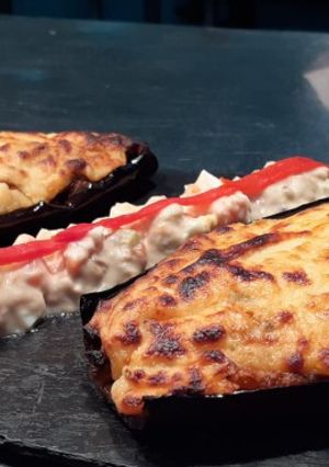Una foto de Berenjenas rellenas de verduras con salsa Mornay