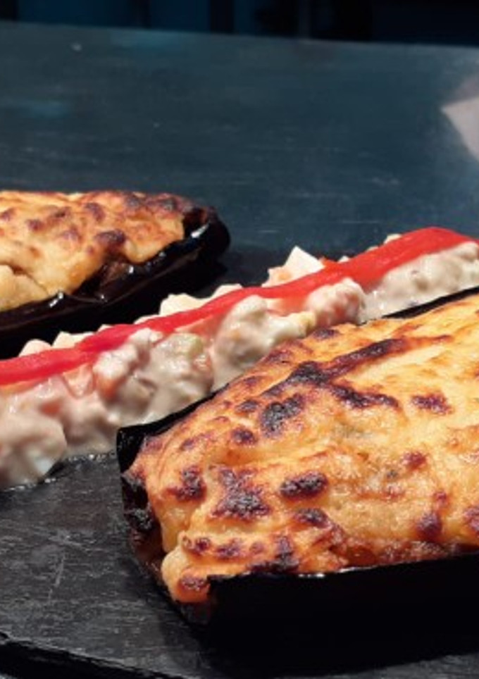 Una foto de Berenjenas rellenas de verduras con salsa Mornay