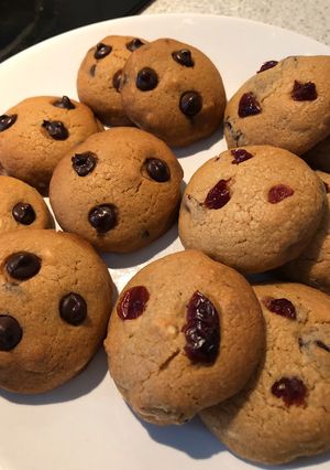 Hình của món Bánh quy dâu rừng - chocolate trắng và bánh quy chocolate đen.