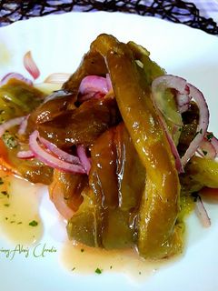 Una foto de Ensalada de pimientos confitados con cebollas moradas y aliño