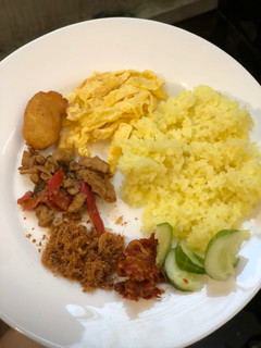 Foto resep Nasi kuning dengan sambal cumi