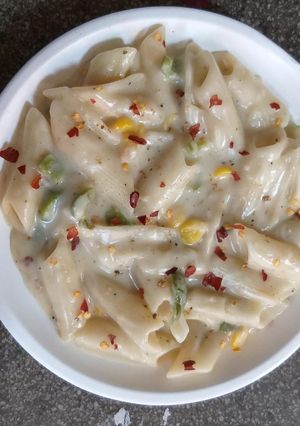 A picture of White sauce pasta.