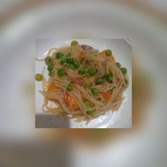 A picture of Supaggeti with green peas.