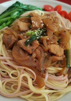 A picture of Dry mee with soy sauce pork.
