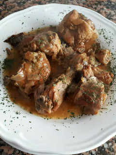 Una foto de Pollo con salsa de puerro y ciruelas