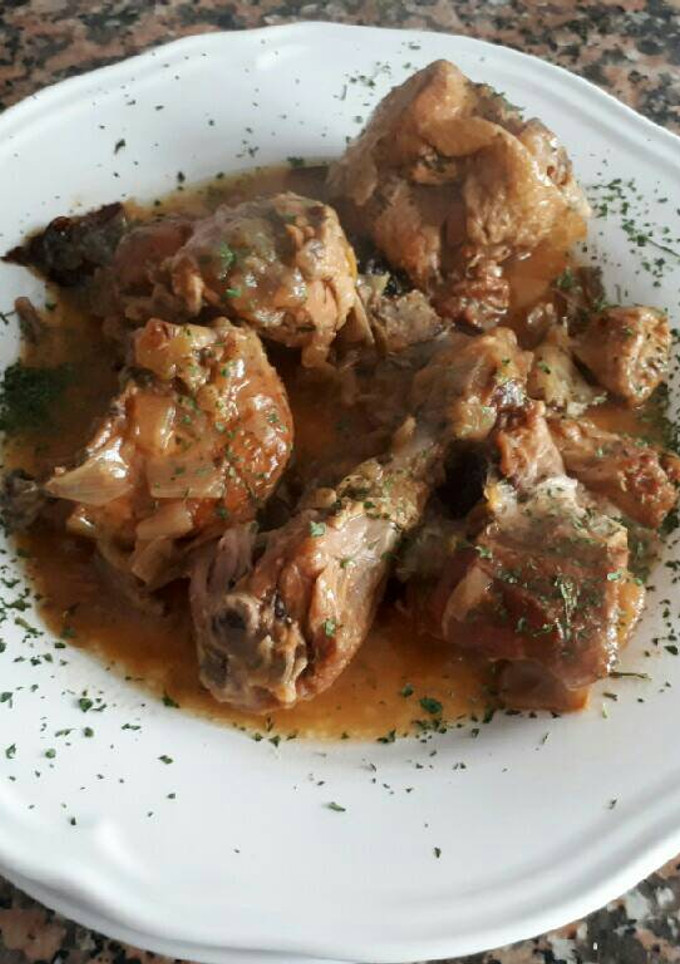 Una foto de Pollo con salsa de puerro y ciruelas