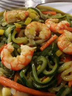 Una foto de Wok de verduras y gambas al curry