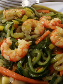 Una foto de Wok de verduras y gambas al curry