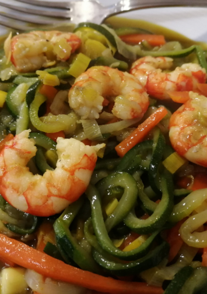 Una foto de Wok de verduras y gambas al curry