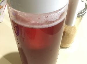 Una foto de Agua Fresca limón-flor de Jamaica “Hibiscus “