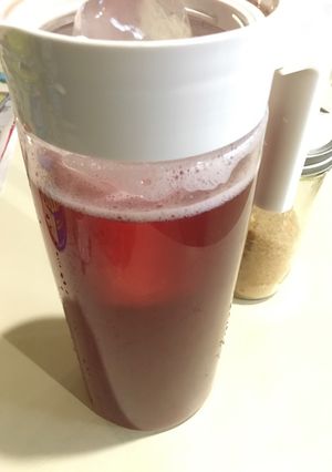 Una foto de Agua Fresca limón-flor de Jamaica “Hibiscus “