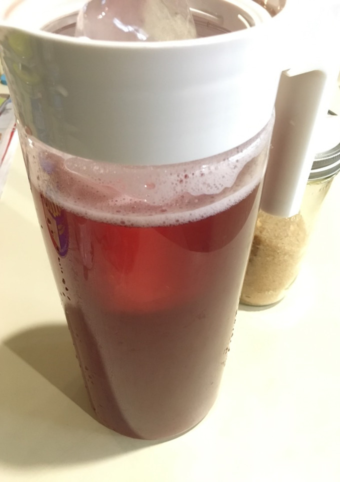 Una foto de Agua Fresca limón-flor de Jamaica “Hibiscus “