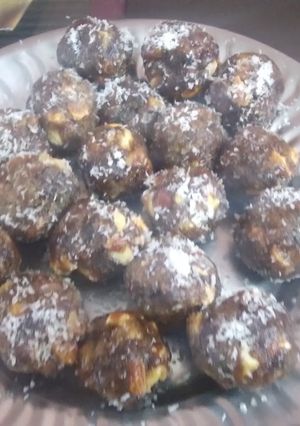 ખજુર ડ્રાયફ્રૂટ લાડુ (Khajoor Dryfruit Ladoo Recipe In Gujarati) રેસીપી મુખ્ય ફોટો