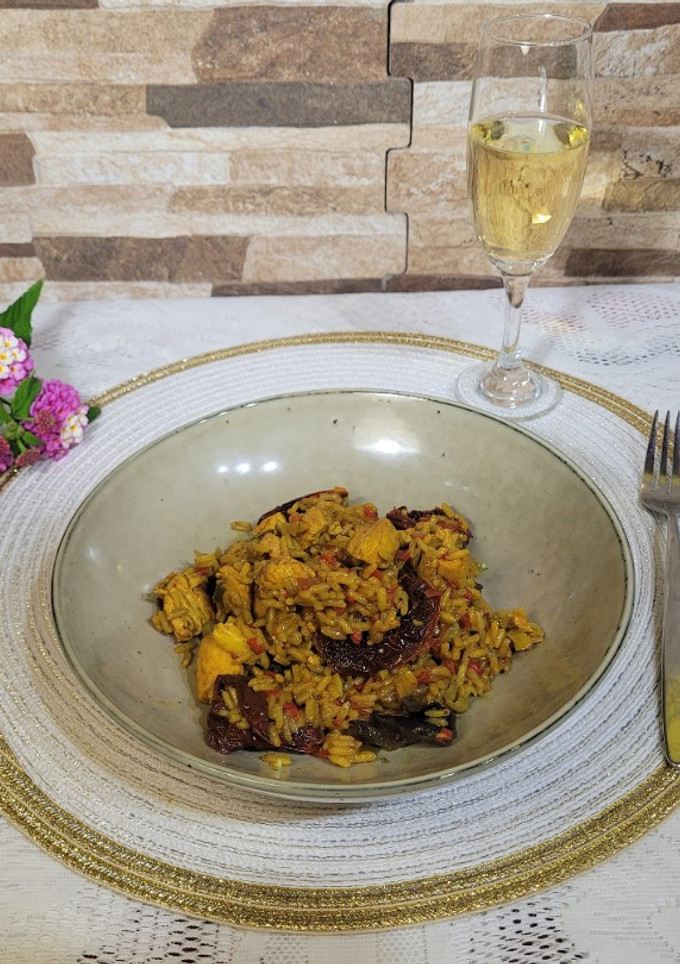 Una foto de Paella de pollo