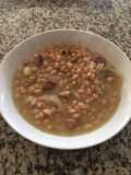 Alubias con brócoli y salchicha ahumada con ajo