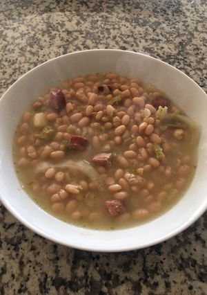 Una foto de Alubias con brócoli y salchicha ahumada con ajo