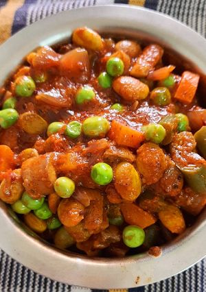 மஷ்ரூம் பட்டாணி கறி(peas mushroom curry recipe in tamil) செய்முறை முக்கிய புகைப்படம்