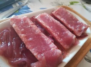 Foto di Tonno Subito - Tagliata di tonno con cipolla in agrodolce
