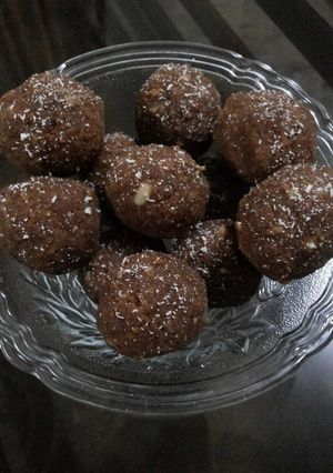 A picture of Gur ladoo.
