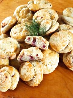 Burgonyás briós, szalámis és sajtos töltelékkel recept fotója