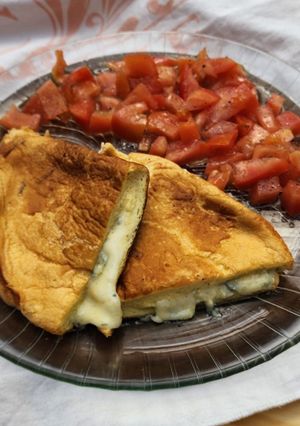Una foto de 🍳🥚🧀 Omelette Soufflé - Omelette Nube relleno de queso azul 🧀🥚🍳