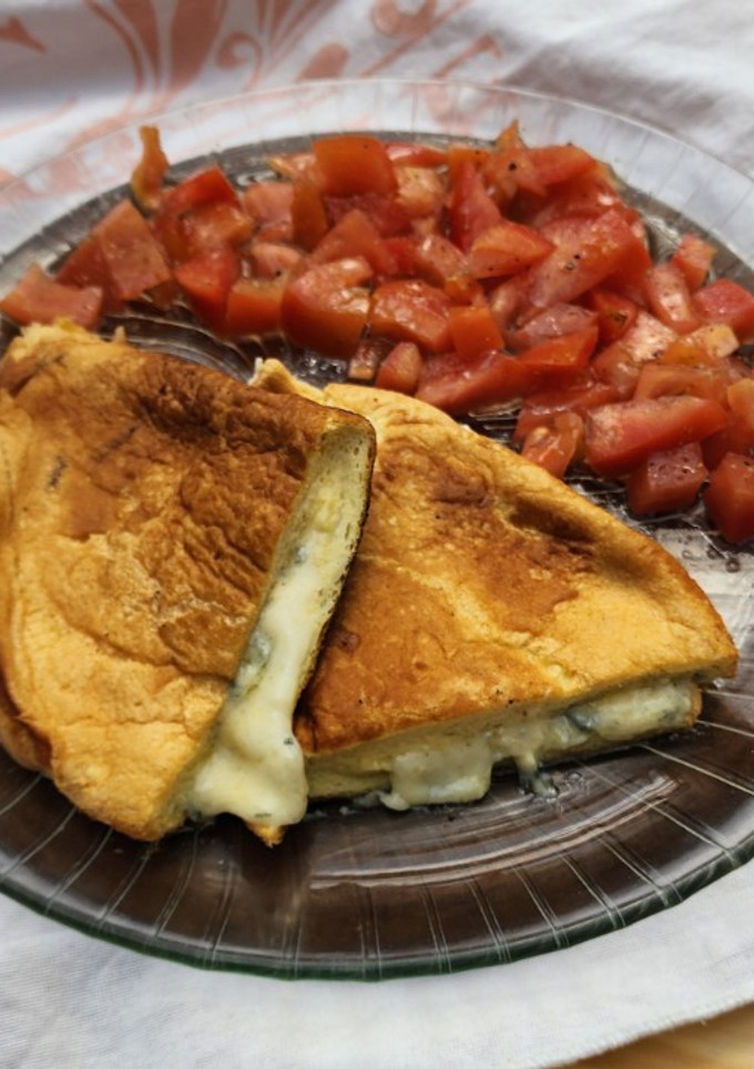 Una foto de 🍳🥚🧀 Omelette Soufflé - Omelette Nube relleno de queso azul 🧀🥚🍳