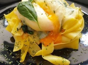 Foto principal de Nidos de pasta con espinacas y huevo poché
