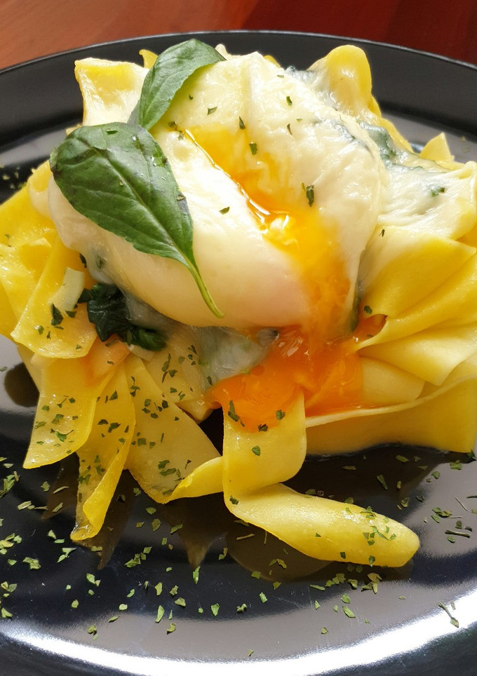 Una foto de Nidos de pasta con espinacas y huevo poché
