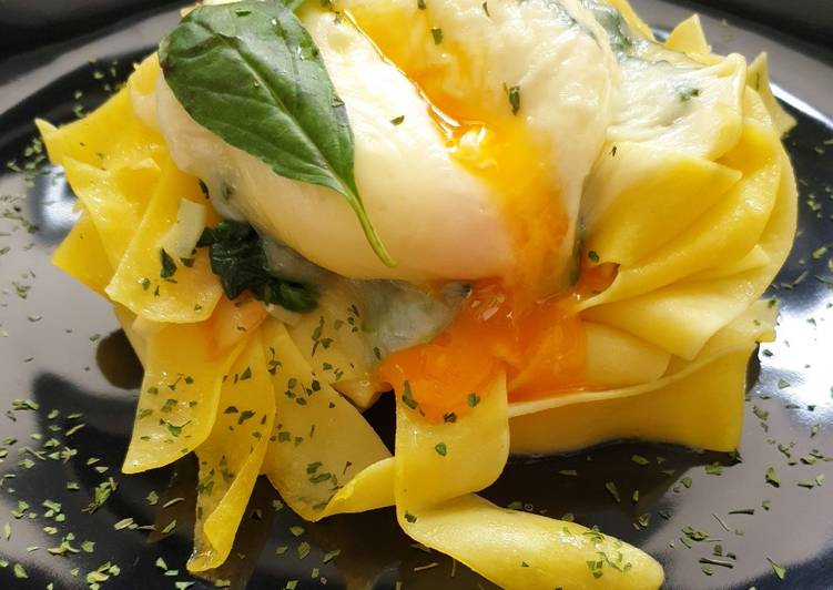 Nidos de pasta con espinacas y huevo poché