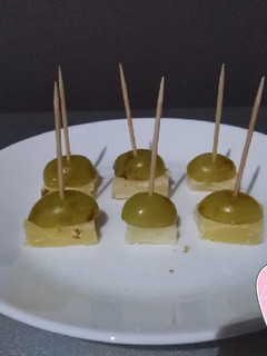 Una foto de Brochetas de uva y queso de oveja