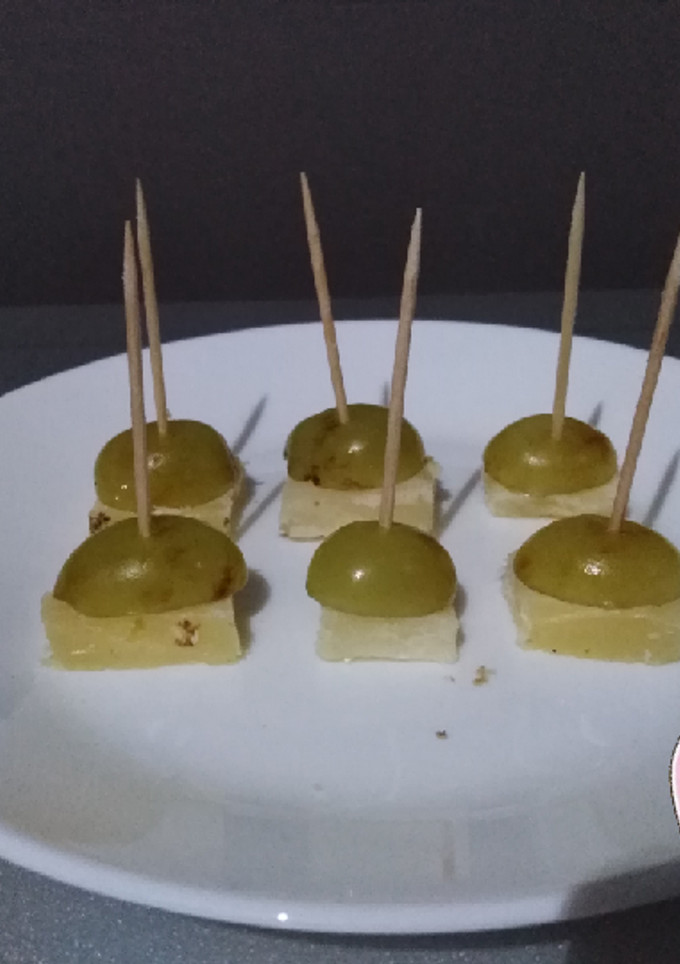 Una foto de Brochetas de uva y queso de oveja