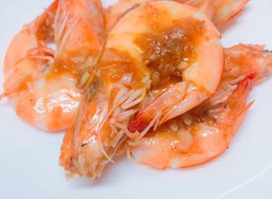 Hình của món Tôm sú cháy tỏi.