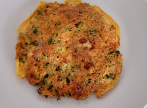 Una foto de Tortilla de jamón, queso y verduras
