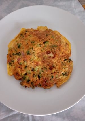 Una foto de Tortilla de jamón, queso y verduras