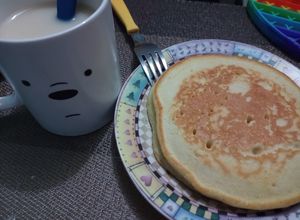 Una foto de Hot cakes de frío con te manzanilla 😋🤤🥣🥞🥛