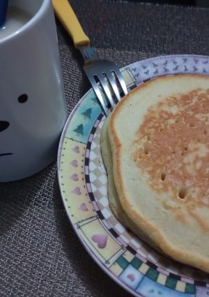 Una foto de Hot cakes de frío con te manzanilla 😋🤤🥣🥞🥛
