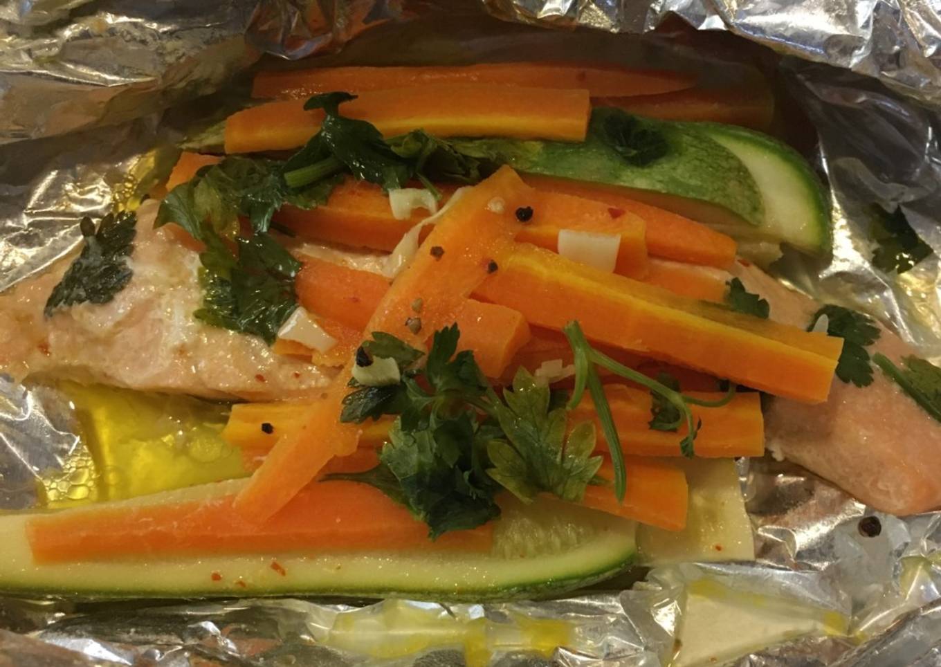 Salmón empapelado con vegetales