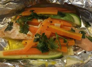 Una foto de Salmón empapelado con vegetales