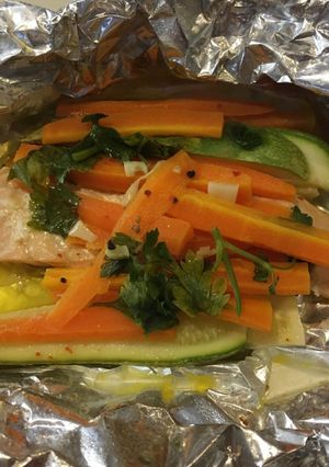 Una foto de Salmón empapelado con vegetales